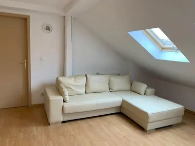Coin salon dans l'établissement Cozy Little One Room Appartment, a tranquil haven!