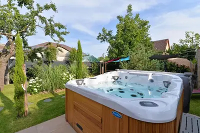 Jardin de l'établissement Gîte privatif avec spa, sauna à Colmar