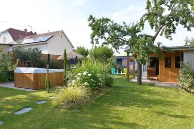 Jardin de l'établissement Gîte privatif avec spa, sauna à Colmar