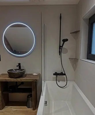 Salle de bains dans l'établissement Les 2 Sapins - 10 personnes - Lits faits, Serviettes et ménage inclus
