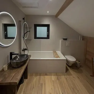 Salle de bains dans l'établissement Les 2 Sapins - 10 personnes - Lits faits, Serviettes et ménage inclus