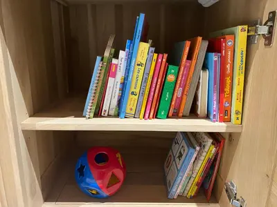 Bibliothèque dans la maison de vacances