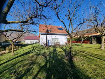 Jardin de l'établissement Le gîte de Cléo, maison spacieuse et paisible.