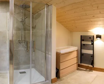 Salle de bains dans l'établissement Chalet cosy 4 étoiles le Domaine Des Mésanges