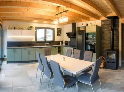 Cuisine ou kitchenette dans l'établissement Chalet cosy 4 étoiles le Domaine Des Mésanges