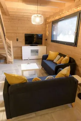 Coin salon dans l'établissement Chalet cosy 4 étoiles le Domaine Des Mésanges