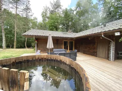 Jardin de l'établissement LE FISHING LODGE Chalet en bois avec bain nordique