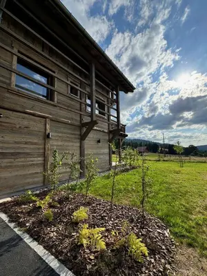 Jardin de l'établissement Chalet Mayen, luxueux et intimiste