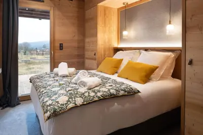 Un ou plusieurs lits dans un hébergement de l'établissement Chalet Mayen, luxueux et intimiste