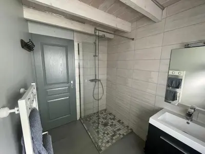 Salle de bains dans l'établissement Le Chalet de Juliette