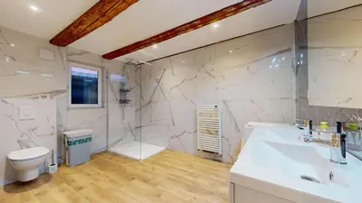 Salle de bains dans l'établissement La Renaissance Moderne