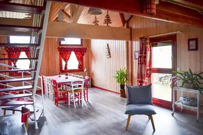 Coin salon dans l'établissement Chalet familial à Vagney + Jardin et Terrain de Bowling