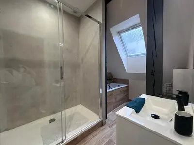 Salle de bains dans l'établissement B'm Gretel - Duplex 4 pers - Vue Cathédrale - Centre Historique