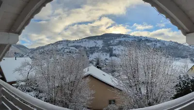 Vue générale sur la montagne ou vue sur la montagne depuis le chalet