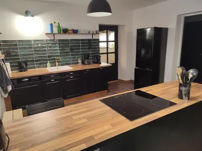 Cuisine ou kitchenette dans l'établissement Logement Spacieux