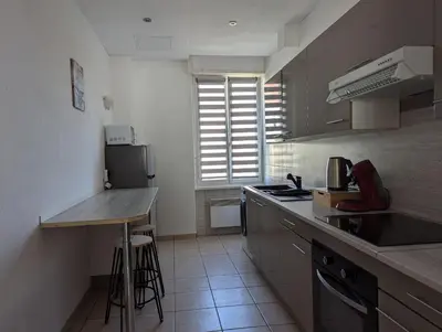 Cuisine ou kitchenette dans l'établissement Le Mirage - appartement 2 chambres, salon, cuisine équipée, parking et wifi gratuit