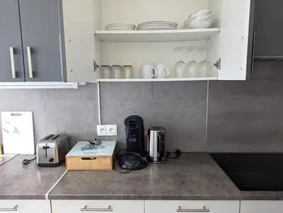 Cuisine ou kitchenette dans l'établissement Le Mirage - appartement 2 chambres, salon, cuisine équipée, parking et wifi gratuit