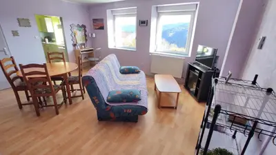Cuisine ou kitchenette dans l'établissement PARME Appt spacieux et calme plein sud, vue panoramique