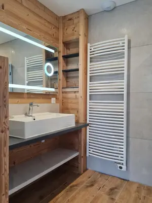 Salle de bains dans l'établissement CHALET L'ÉCHAPPÉE NATURE 4 étoiles sauna
