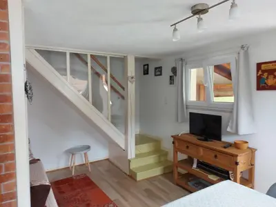 Télévision ou salle de divertissement dans l'établissement La petite maison Gîte 2 étoiles