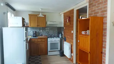 Cuisine ou kitchenette dans l'établissement La petite maison Gîte 2 étoiles