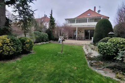 Jardin de l'établissement Steps from Basel and Train Spacious 120 m2 Apartment in Saint Louis with Terrace and Garden