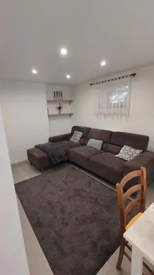 Coin salon dans l'établissement Bel appartement F2 entièrement rénové