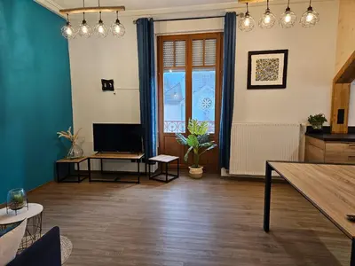 Télévision ou salle de divertissement dans l'établissement Gîte Bleuet, petit LOFT 2 à 6 personnes, avec salle de jeux et SPA dans la résidence