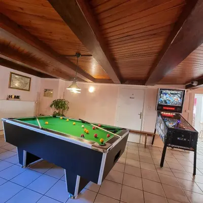Billard dans l'établissement Gîte Bleuet, petit LOFT 2 à 6 personnes, avec salle de jeux et SPA dans la résidence