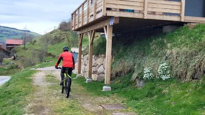 Vélo sur le terrain de l'établissement CHALET LE 17 4 étoiles ou dans les environs