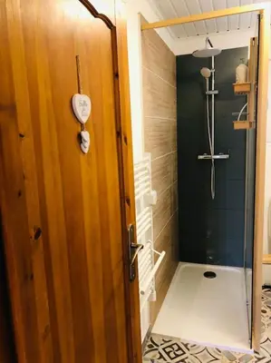 Salle de bains dans l'établissement Chalet à Gérardmer - Vue montagne - Calme & Paisible