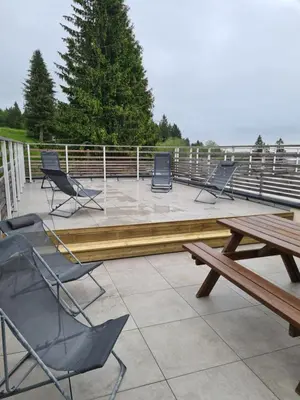 Balcon ou terrasse dans l'établissement Appartement au pied des pistes avec grande terrasse