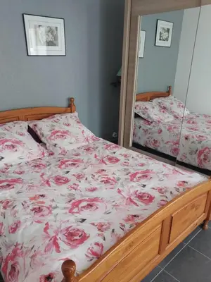 Un ou plusieurs lits dans un hébergement de l'établissement Studio côté jardin