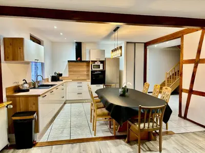 Cuisine ou kitchenette dans l'établissement Gîte de la Fontaine Charmante maison au cœur de Beblenheim - Route des vins