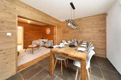 Coin salon dans l'établissement L'Echappée - Gîte chalet rénové, terrasse, jardin