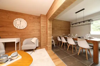 Coin salon dans l'établissement L'Echappée - Gîte chalet rénové, terrasse, jardin