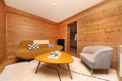 Coin salon dans l'établissement L'Echappée - Gîte chalet rénové, terrasse, jardin