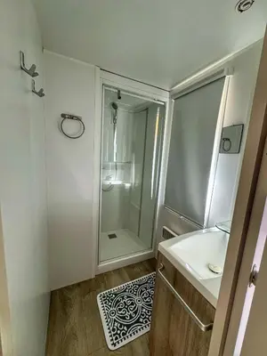 Salle de bains dans l'établissement Grand Mobile-Home 6 Places climatisé