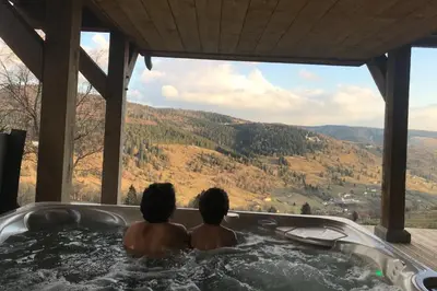 Vue générale sur la montagne ou vue sur la montagne depuis le chalet