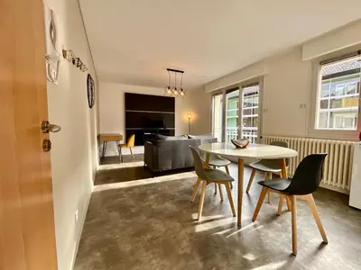Coin salon dans l'établissement Les Violettes, bel appartement au centre-ville