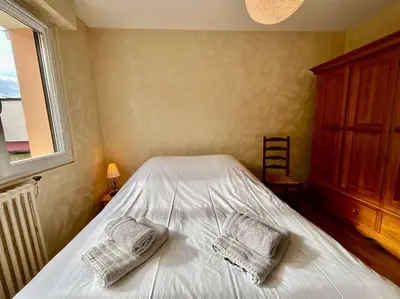 Un ou plusieurs lits dans un hébergement de l'établissement Les Violettes, bel appartement au centre-ville