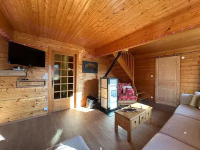Télévision ou salle de divertissement dans l'établissement Le chalet des Broches - jacuzzi