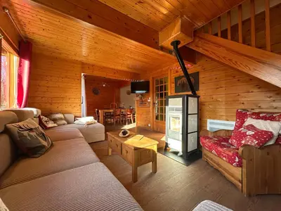 Télévision ou salle de divertissement dans l'établissement Le chalet des Broches - jacuzzi