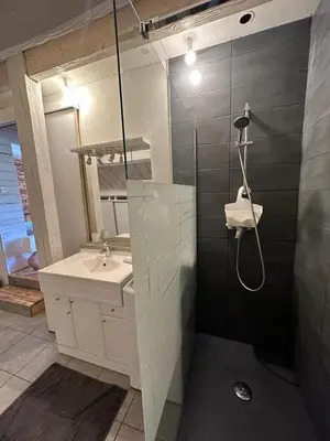 Salle de bains dans l'établissement Le chalet Lili