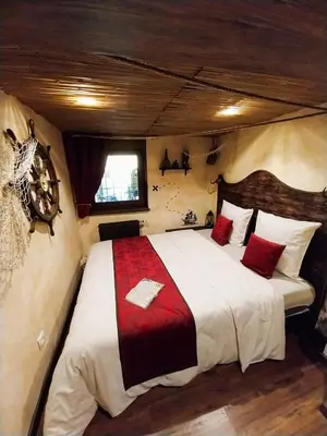 Un ou plusieurs lits dans un hébergement de l'établissement Dormir Chez les Pirates charme & confort à 10 min de Colmar