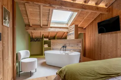Télévision ou salle de divertissement dans l'établissement L'Alcôve - Chalet avec Piscine