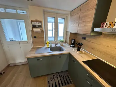 Cuisine ou kitchenette dans l'établissement Magnifique appartement F3. 4 à 6 personnes