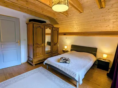 Un ou plusieurs lits dans un hébergement de l'établissement Chalet bois au calme, en lisière de forêt, balcons, sentiers balades Gérardmer & Alsace 