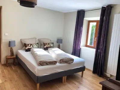 Un ou plusieurs lits dans un hébergement de l'établissement La Ferme 1807 Vosges, jacuzzi, sauna, pétanque