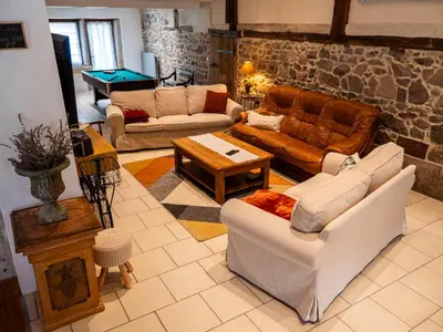 Coin salon dans l'établissement La Ferme 1807 Vosges, jacuzzi, sauna, pétanque